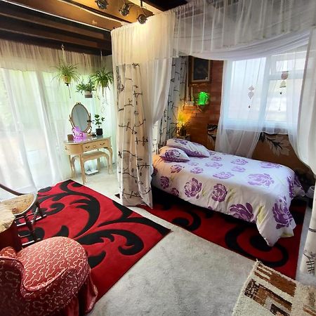 Jacaranda Bed & Breakfast East Grinstead Bagian luar foto