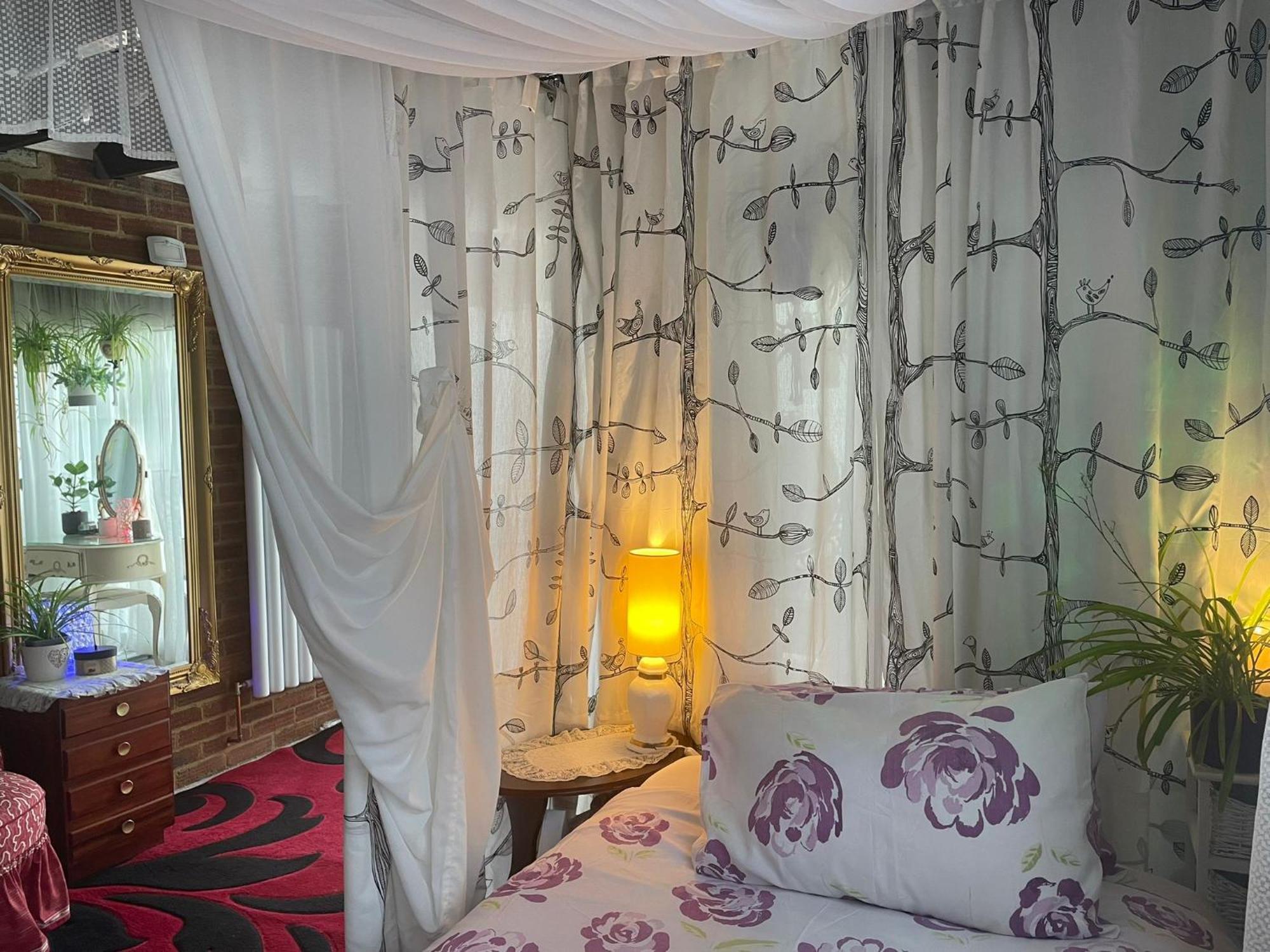 Jacaranda Bed & Breakfast East Grinstead Bagian luar foto